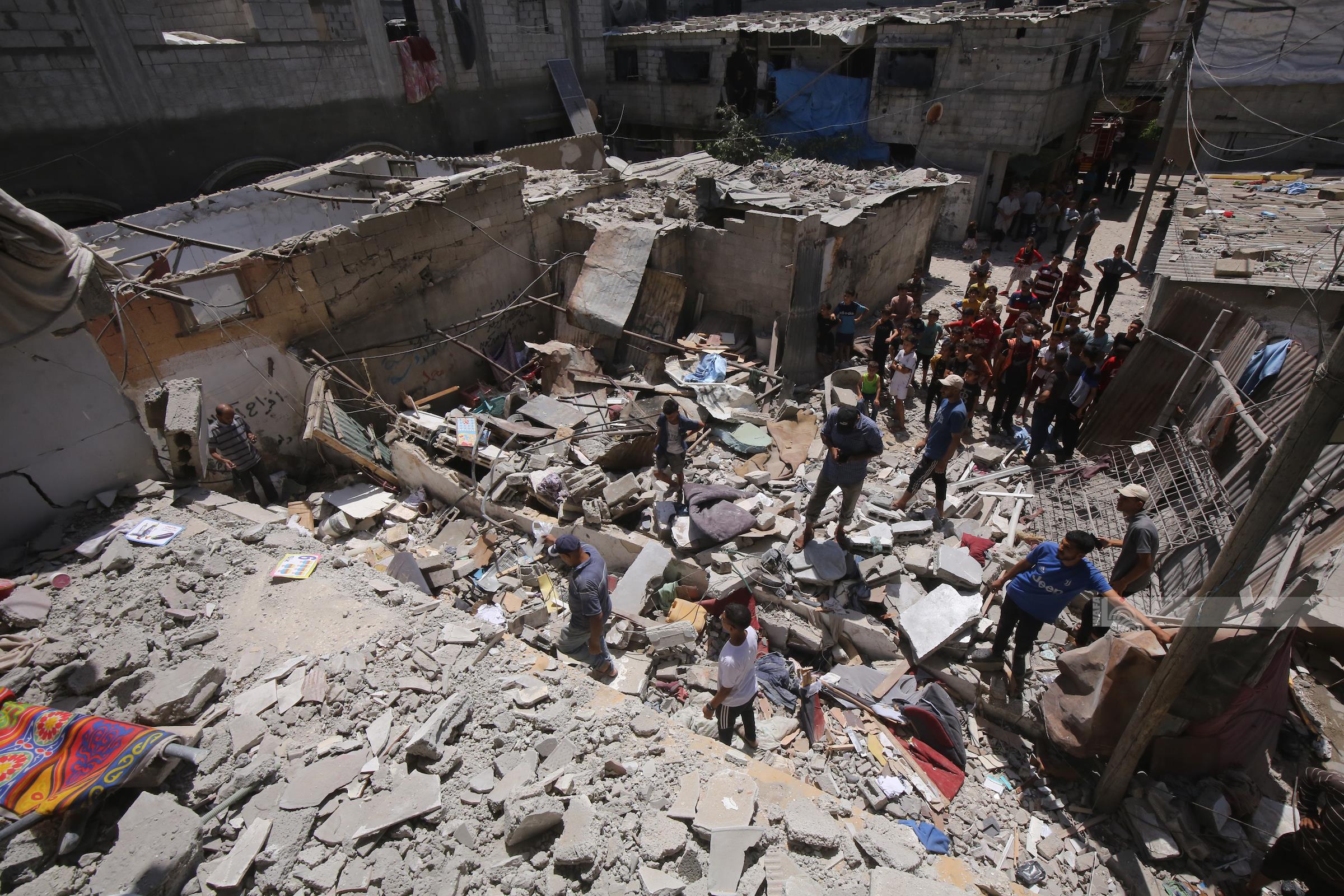 محاولات انتشال جثامين شهداء عقب قصف سابق على مخيم النصيرات.